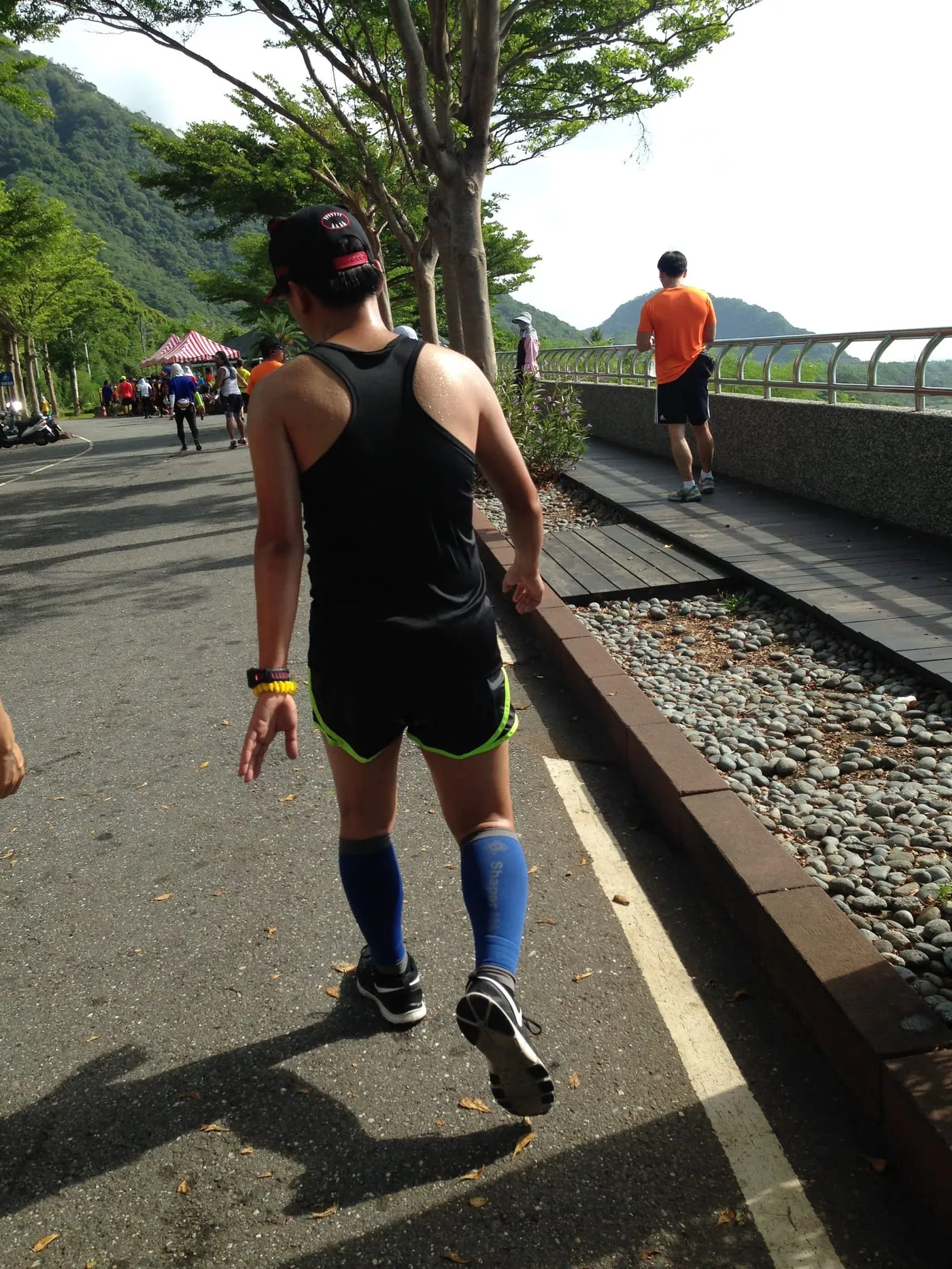 2014 都蘭夏日馬拉松，沿著海岸步道往前跑的背影