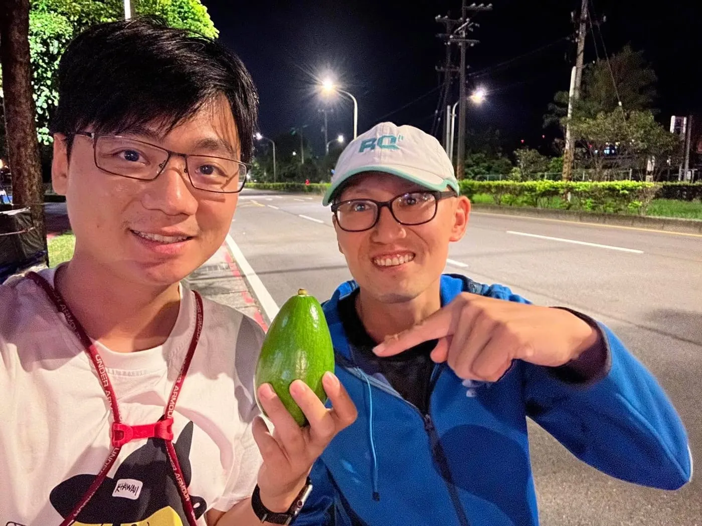 叉傑克和夥伴在路邊的合照