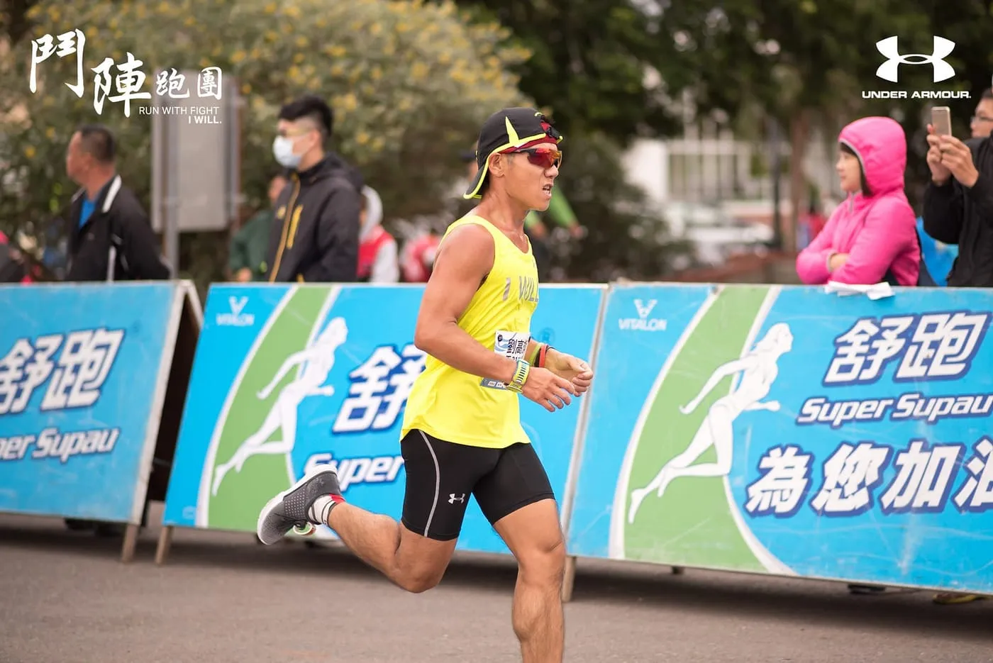 鬥陣跑團劉教練於鹿港馬前衝線照