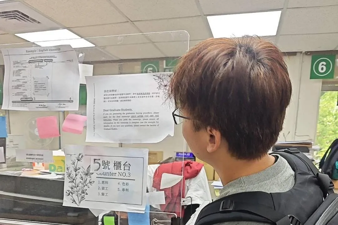 叉傑克站在學校櫃台前的背影