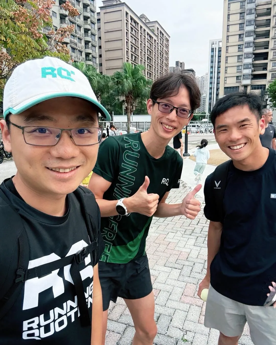 叉傑克和兩位跑友在公園自拍