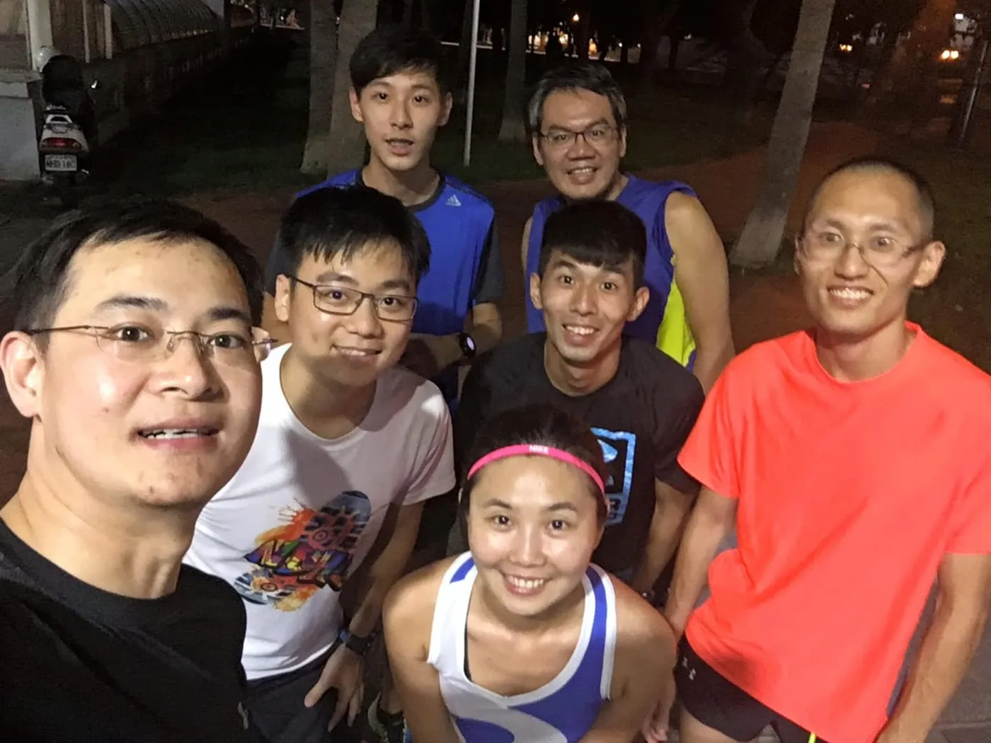 一群人跑去高雄不忘先跑步