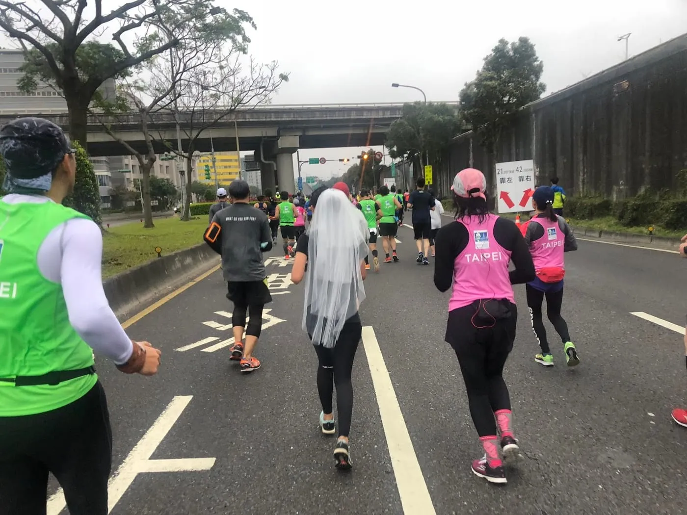 一路上跟在頭紗後面