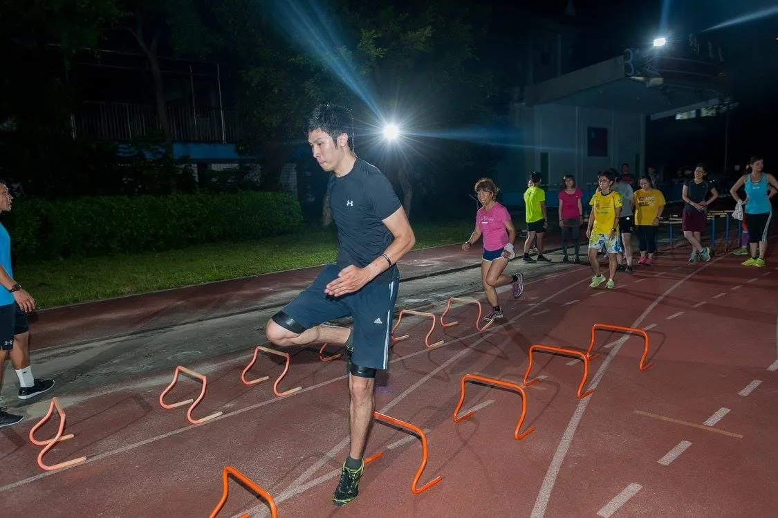 腿好長的同學跨小欄根本犯規啊XD