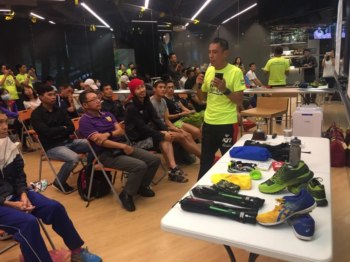 放在前面桌子上的都是何大哥比賽裝備(圖:森林跑站)