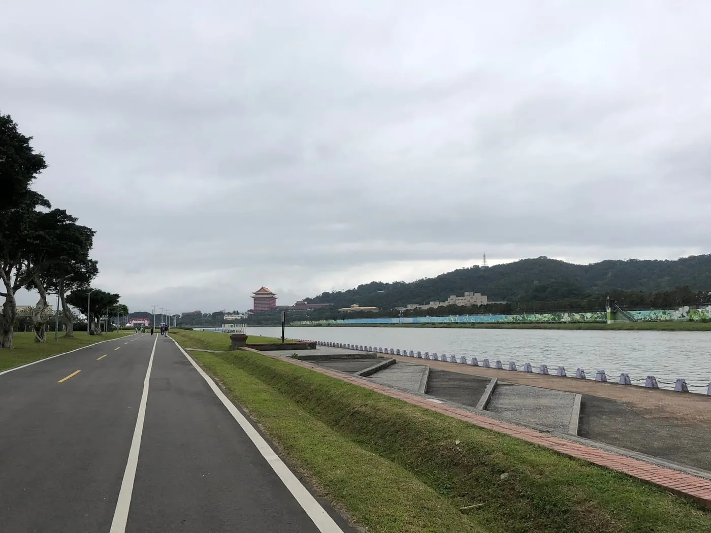 河濱一景