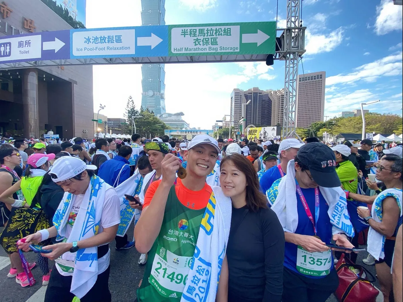 一進台北馬終點立刻就有美嬌娘的擁抱,是真愛啊!